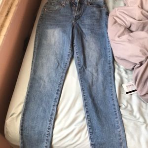 Never worn before forever 21 pair of skinny jeans.